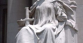 A képen a római Iustitia istennő látható, aki az igazságszolgáltatás megszemélyesítője.
