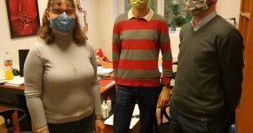 A kutatási projektben dolgozó közlekedésmérnökök és a VGYKE egyik munkatársa látható a képen a kérdőív kitöltését követően. Mindannyian maszkot viselnek.