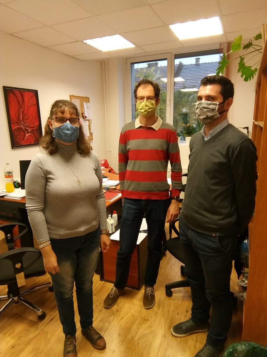A kutatási projektben dolgozó közlekedésmérnökök és a VGYKE egyik munkatársa látható a képen a kérdőív kitöltését követően. Mindannyian maszkot viselnek.