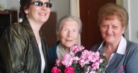 A képen Fodor Ágnes elnök és Vasné Pintér Teréz civilszervező látható, középen Margitka néni.