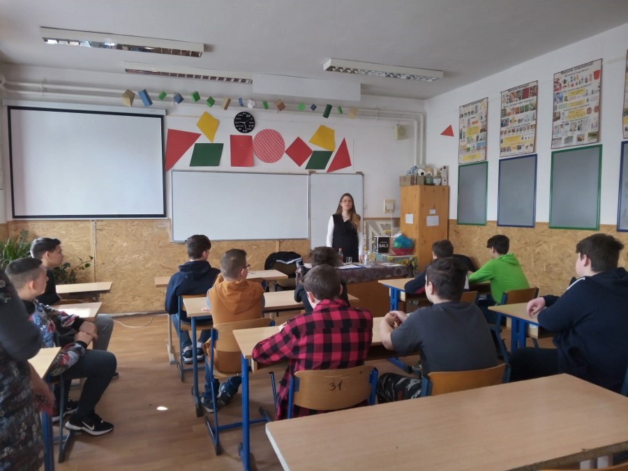 A diákok Kollárszky Boglárka kollégánkat hallgatják.