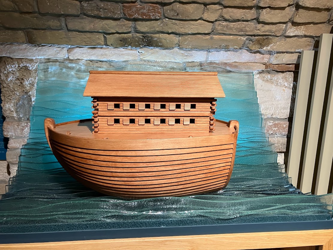 Interjú a Bibliamúzeumban - a képen Noé bárkája látható a múzeumból.