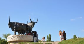 Kirándulás a Bikás parkba - a "Monda" című szobor a Bikás-domb tetején