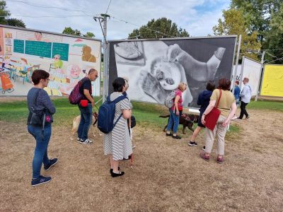 Bikás parki séta audionarrációval - a klubtagok az információkat hallgatják a plakátkiállításon