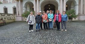 Látogatás a Gödöllői Grassalkovich Kastélyba - csoportkép a kastély előtt