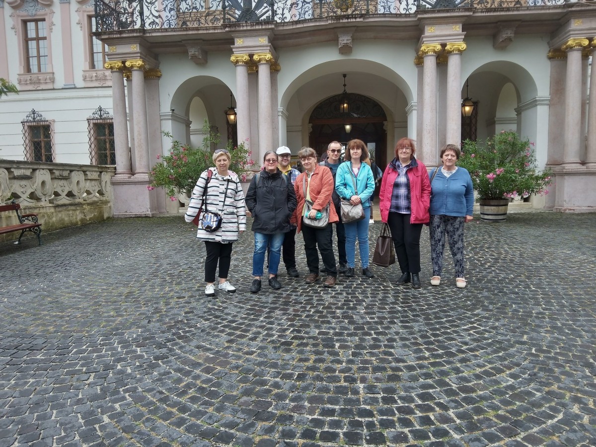 Látogatás a Gödöllői Grassalkovich Kastélyba - csoportkép a kastély előtt
