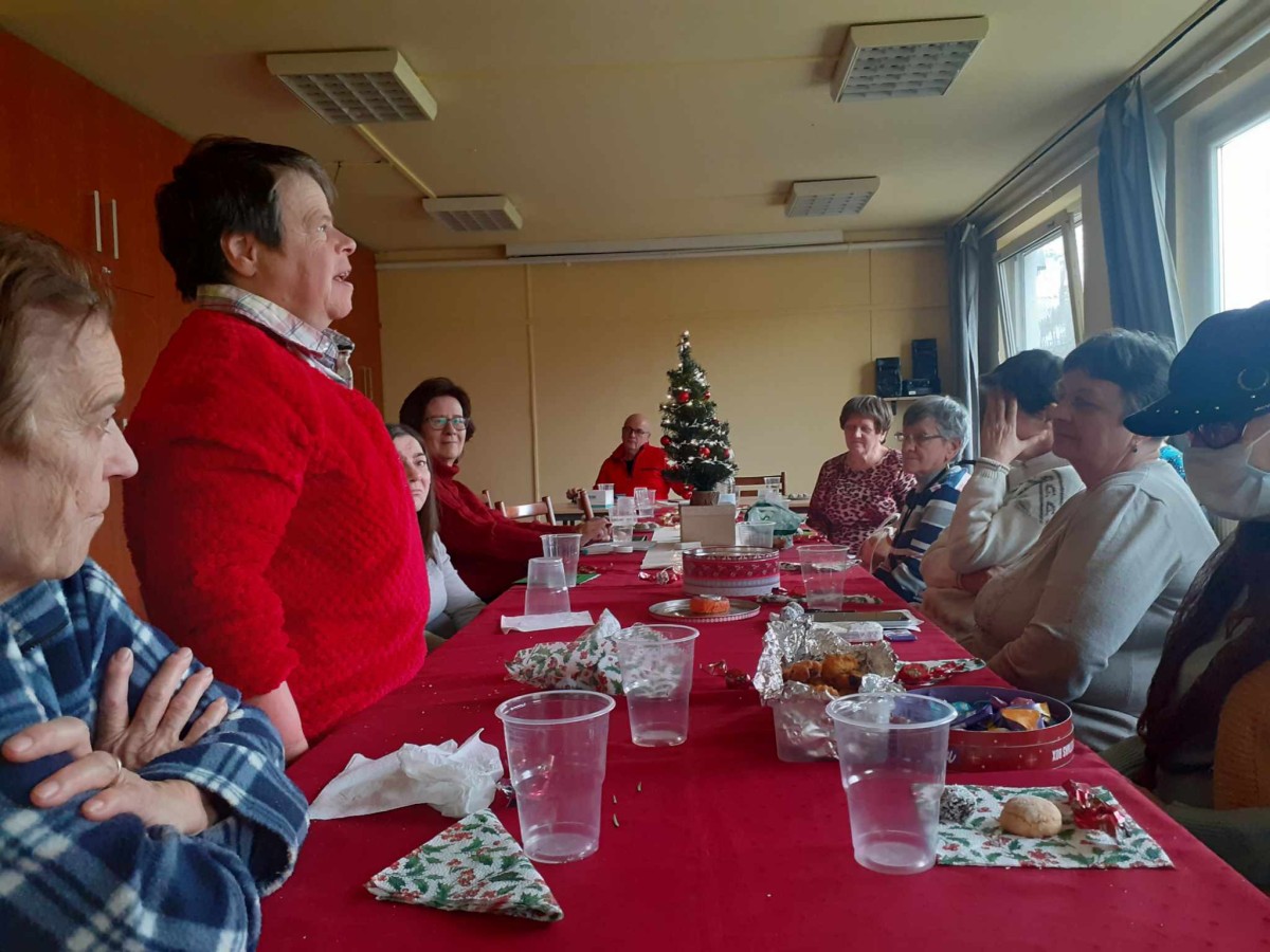 Karácsonyi várakozás - Papp Nóra klubtag szaval, az asztalon Iza munkatársunk karácsonyfája.