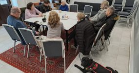A siketvakságról és a fogyatékosság elfogadásáról - a klubtagok az asztalnál, vakvezető kutyával kiegészülve.
