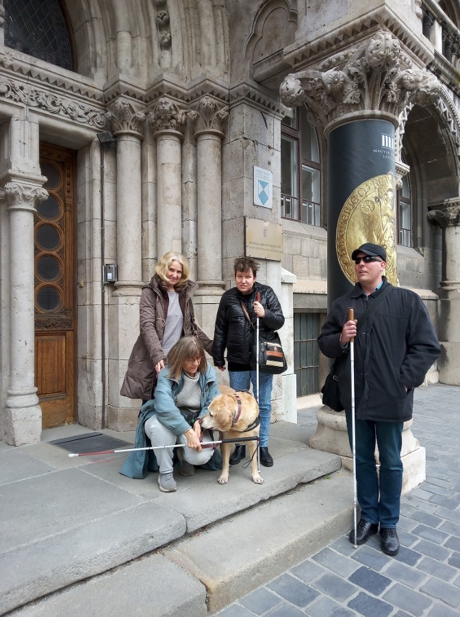 A Magyar Nemzeti Levéltár titkai - csoportkép az épület előtt