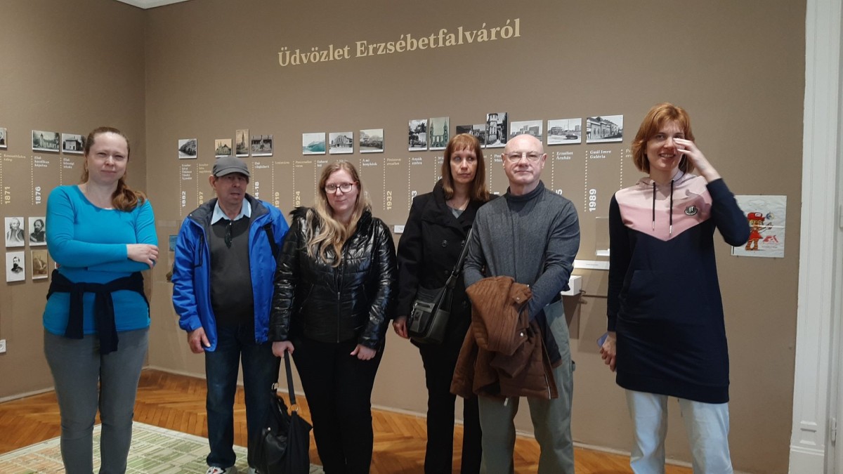 Tárlatvezetés a Pesterzsébeti Múzeumban - csoportkép a múzeumban