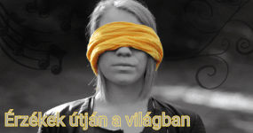 A képen egy lány látható fekete fehérben, egy sárga kendővel van bekötve a szeme.