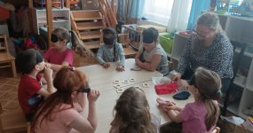 Érzékenyítés a Gyermekkert Tagóvodában - a kicsik a puzzle játékkal játszanak szemtakaró viselése mellett.