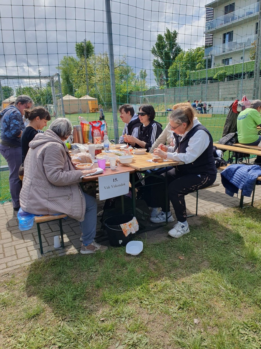 Újpesti Sport Parti - hatan esznek az asztalnál.