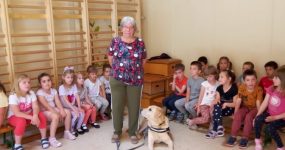 Szemléletformáló foglalkozás az Óbudai Mesevilág Óvodában - Panka és kutyusa, Hablaty a gyerekekkel.