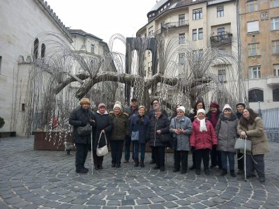 A résztvevők az élet fája előtt állnak.