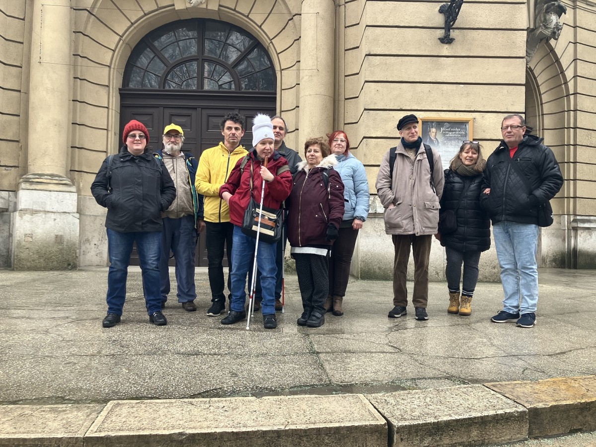 Csoportkép a múzeum előtt