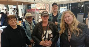 Csoportkép a zsinagóga előtt