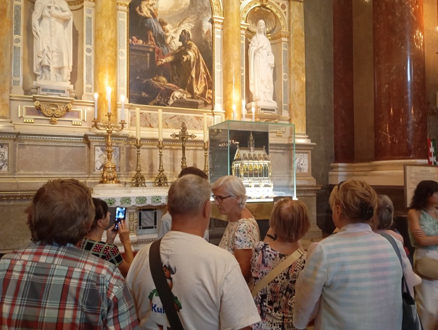 A tagok a Szent Jobb előtt
