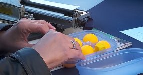 Munkatársunk a Braille-rendszer betűit szemlélteti.