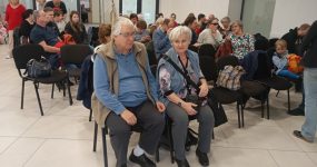 A képen a közönség látható.