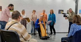 A képen Malomsoky Ildikó énekesnő látható, és a közönség.