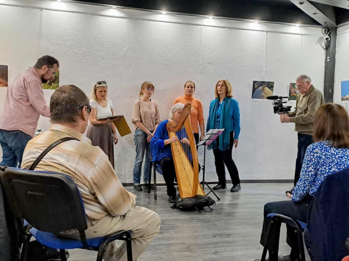 A képen Malomsoky Ildikó énekesnő látható, és a közönség.