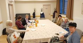 A klubtagok az asztal körül