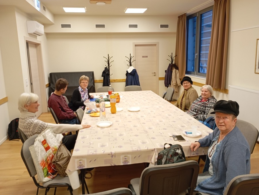 A klubtagok az asztal körül