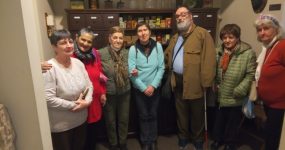 A program résztvevői egy csoportképen az Óbudai Múzeum egy szatócsboltot bemutató tárlója előtt