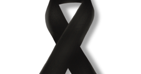 Egy gyászt szimbolizáló fekete szalag látható a képen.