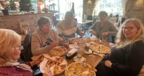 A program résztvevői pizzát esznek.