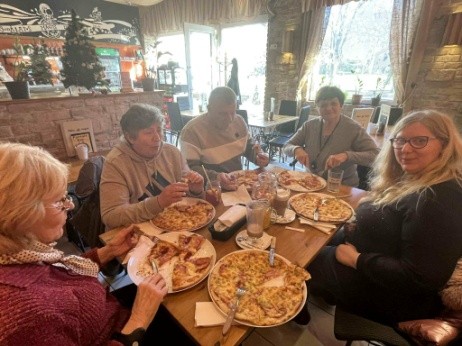 A program résztvevői pizzát esznek.