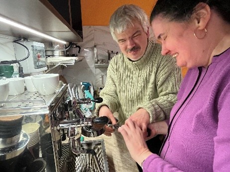 A program résztvevői a kávéfőző gépet tapintják meg.