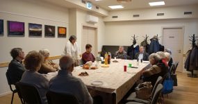 A tagok a rendőr-őrnagyot hallgatják.