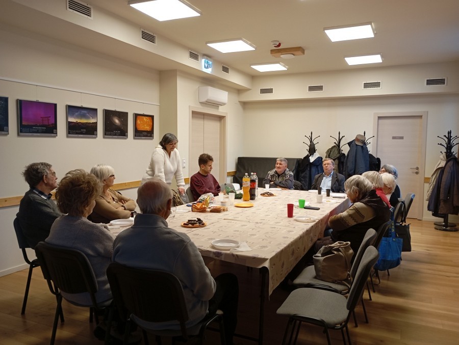 A tagok a rendőr-őrnagyot hallgatják.