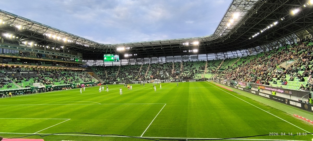 A képen a focipálya látható.