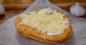 Lángos sajttal