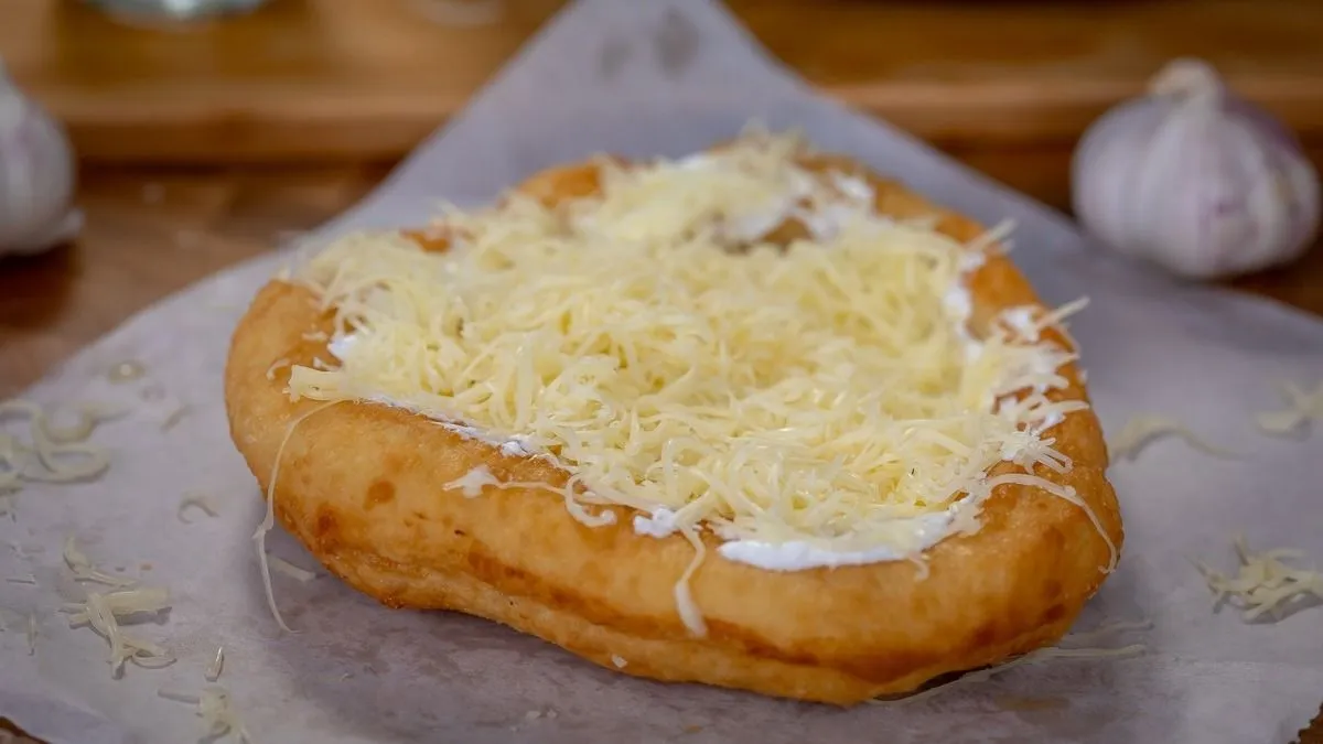 Lángos sajttal