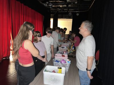 A diákok az első állomáson a sötétboltban
